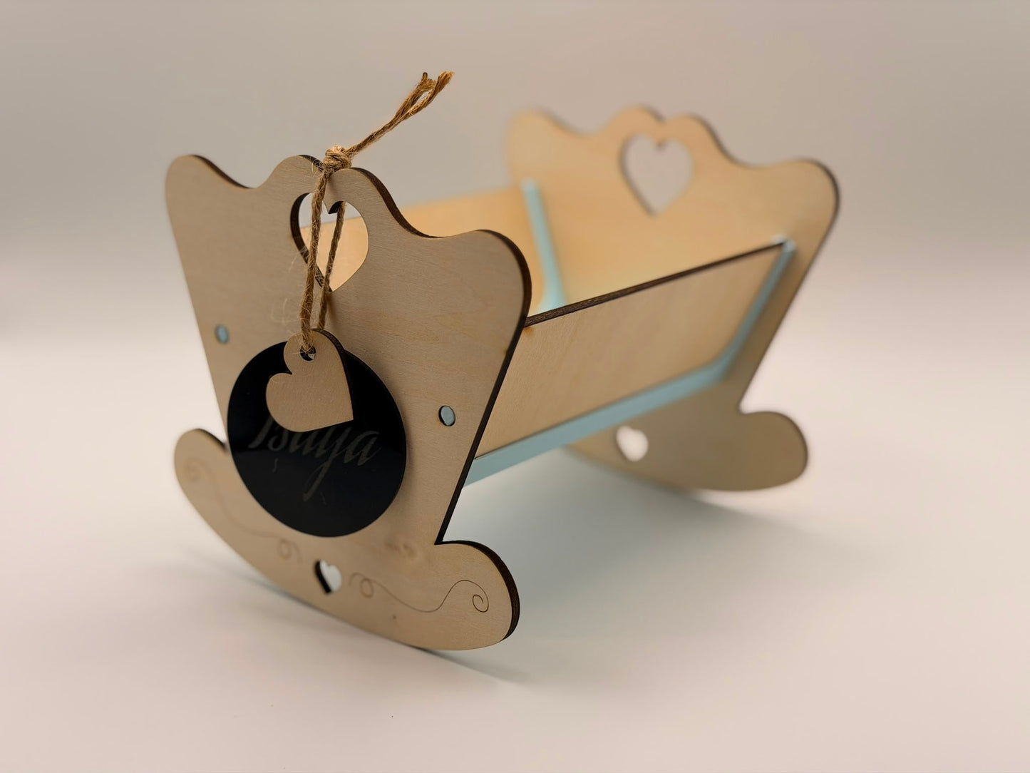 Personalisierte Mini-Wiege aus Holz mit Namensgravur