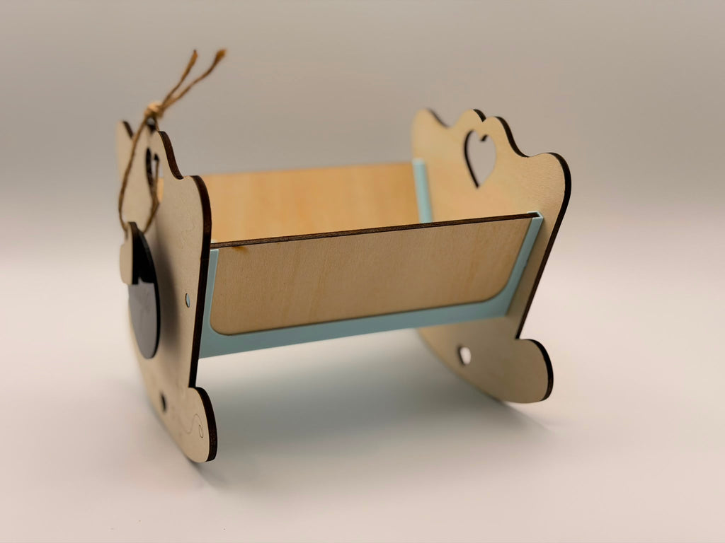 Personalisierte Mini-Wiege aus Holz mit Namensgravur