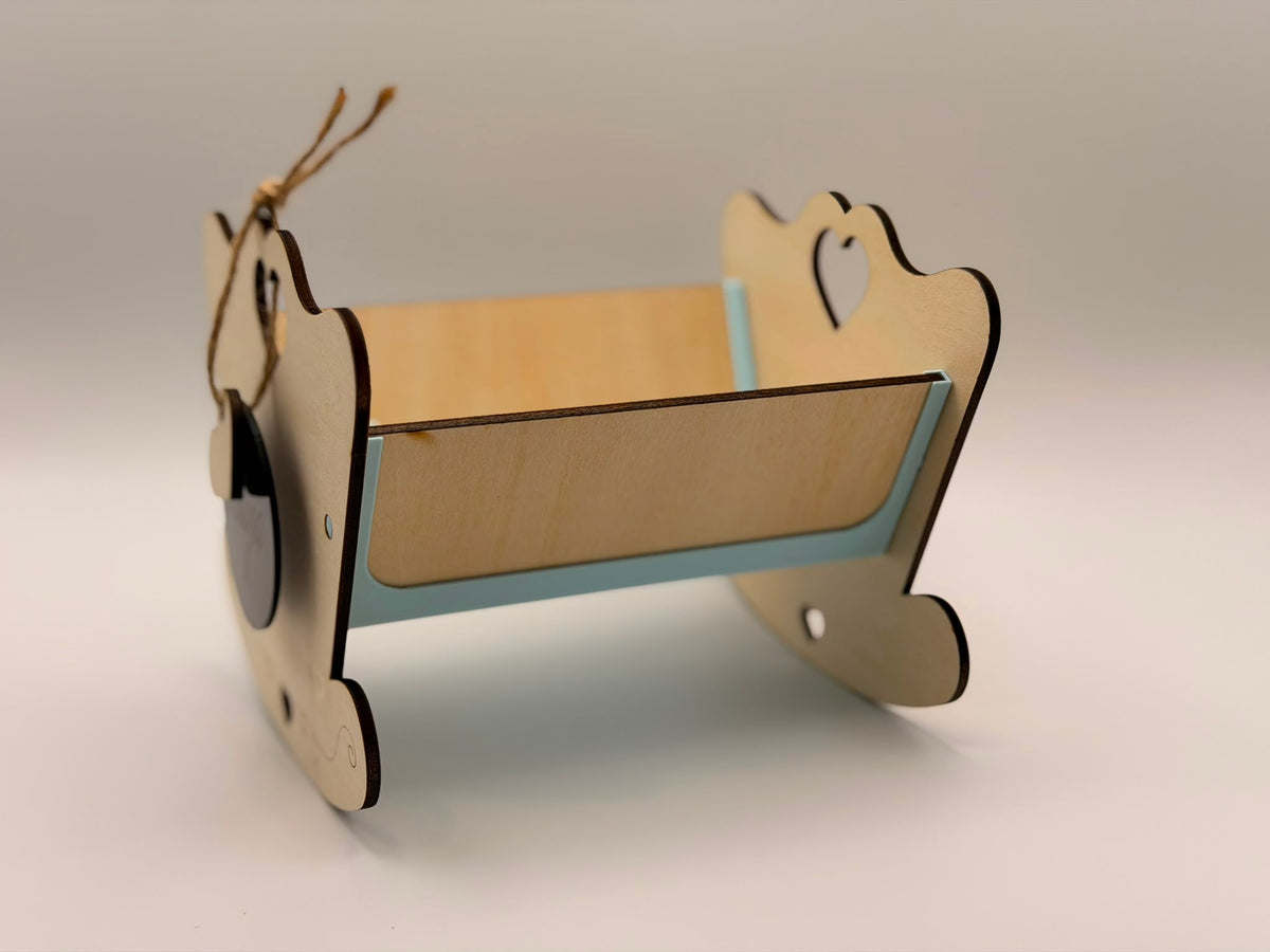 Personalisierte Mini-Wiege aus Holz mit Namensgravur