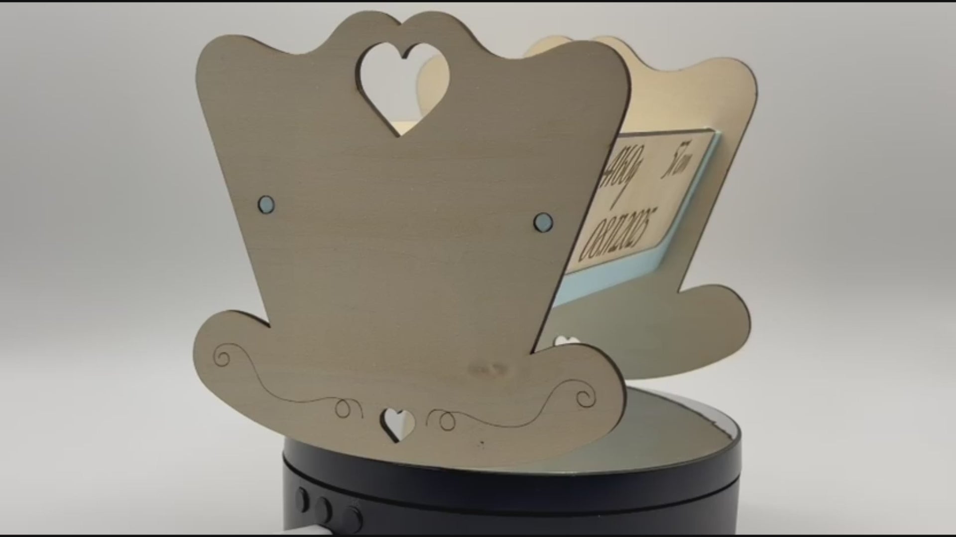 Personalisierte Mini-Wiege aus Holz mit Namensgravur